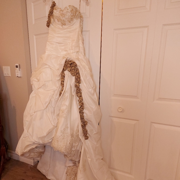 Maggie Sottero SaBelle customized wedding gown - Picture 5 of 9